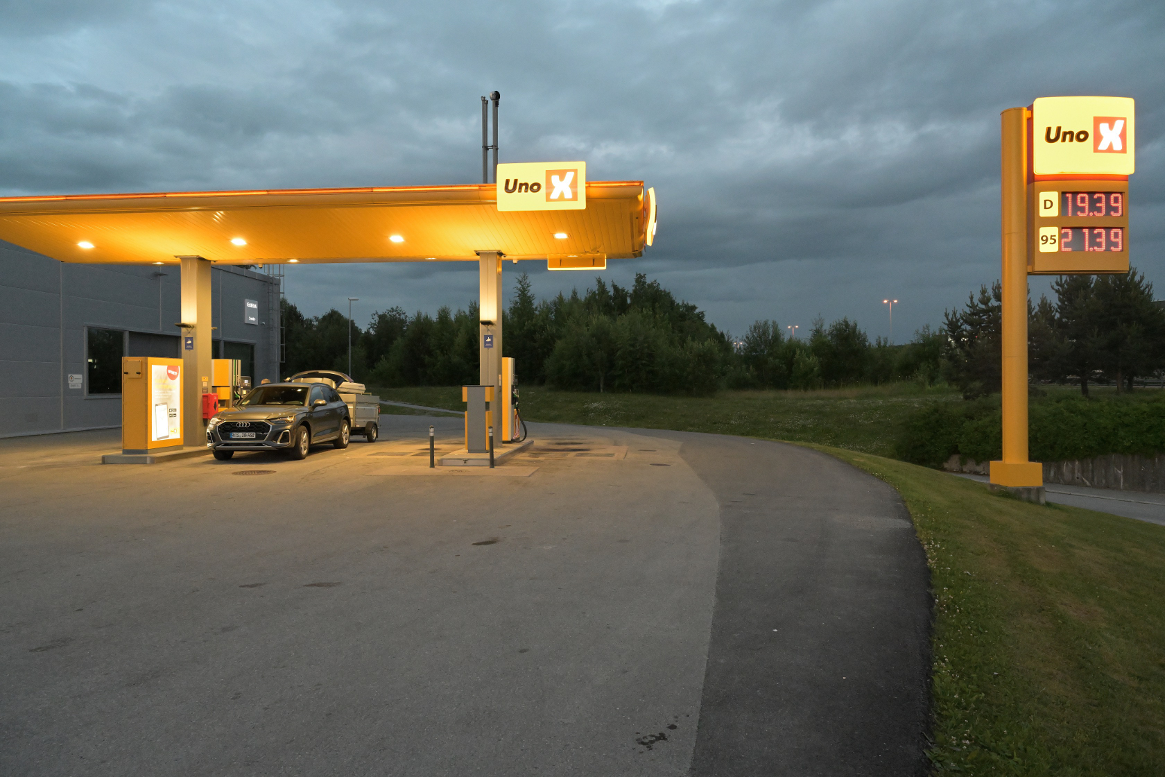 Tankstellen-Stopp und Fahrerwechsel