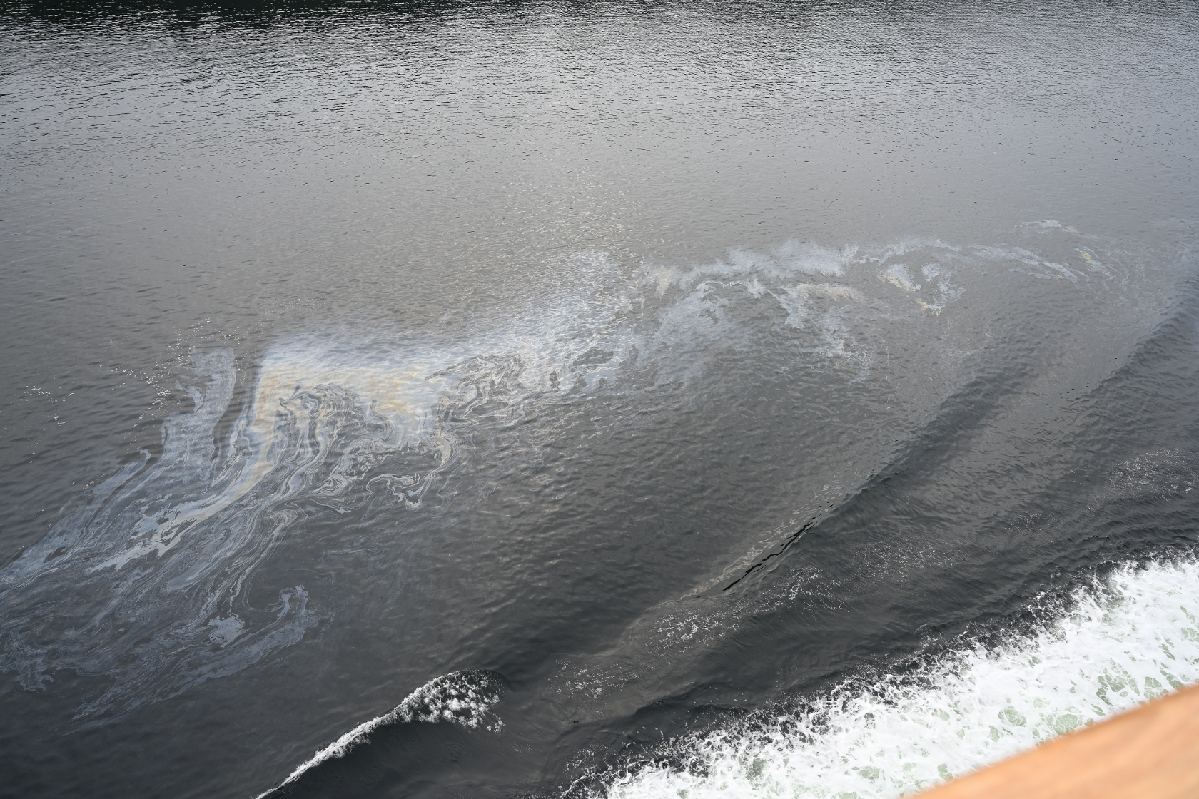 Ölspur, aber nicht von der Fähre