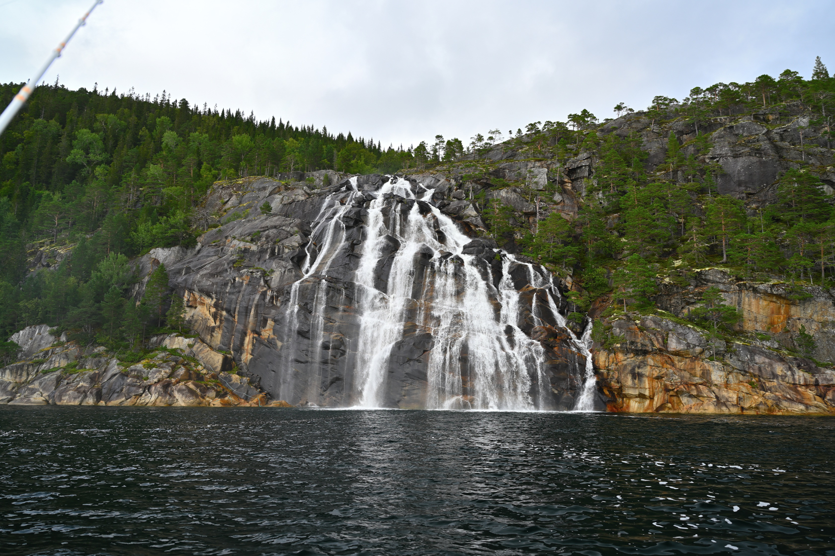 Der Wasserfall führte nach dem Gewitterregen vom Vortag enorm viel Wasser