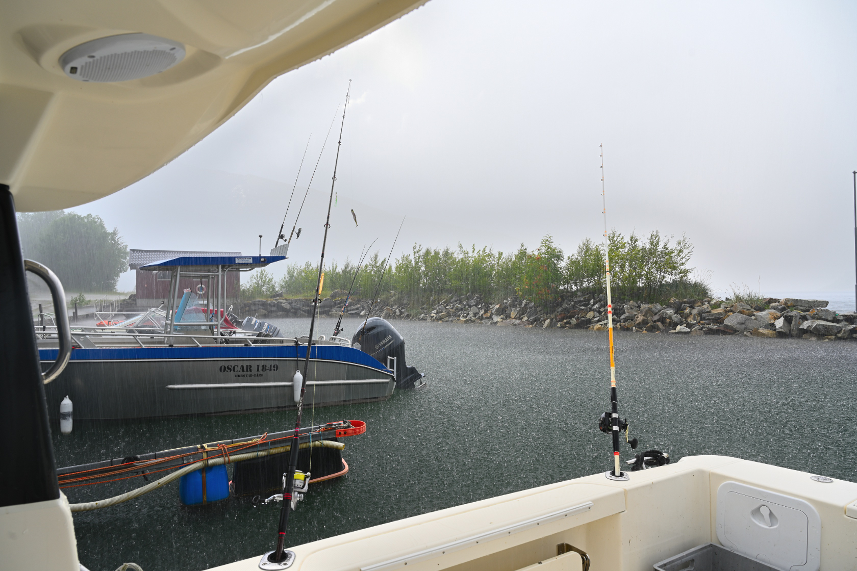 Wir warten das Gewitter in einem Hafen ab