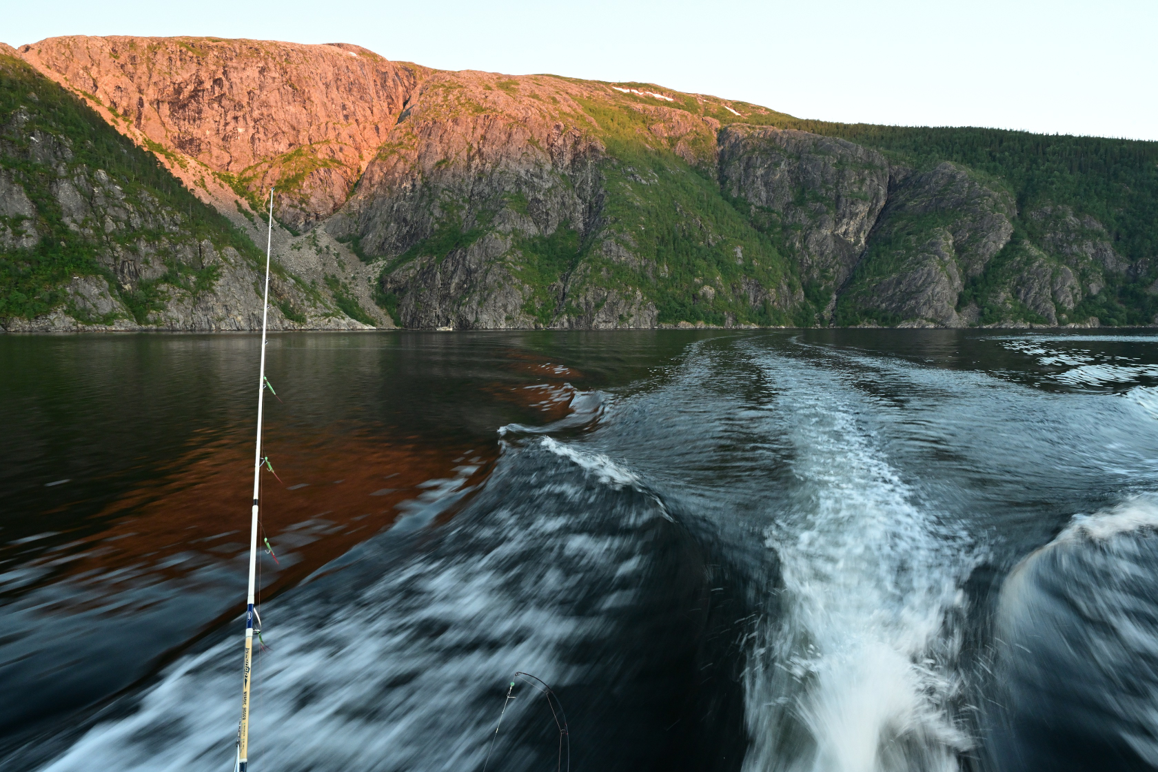 Das Kielwasser unseres Bootes vor fantastischer Kulisse