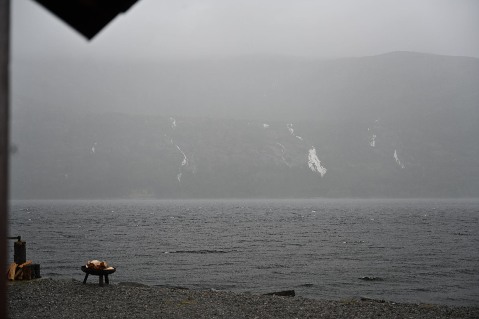 Wasserfälle am gegenüberliegenden Ufer