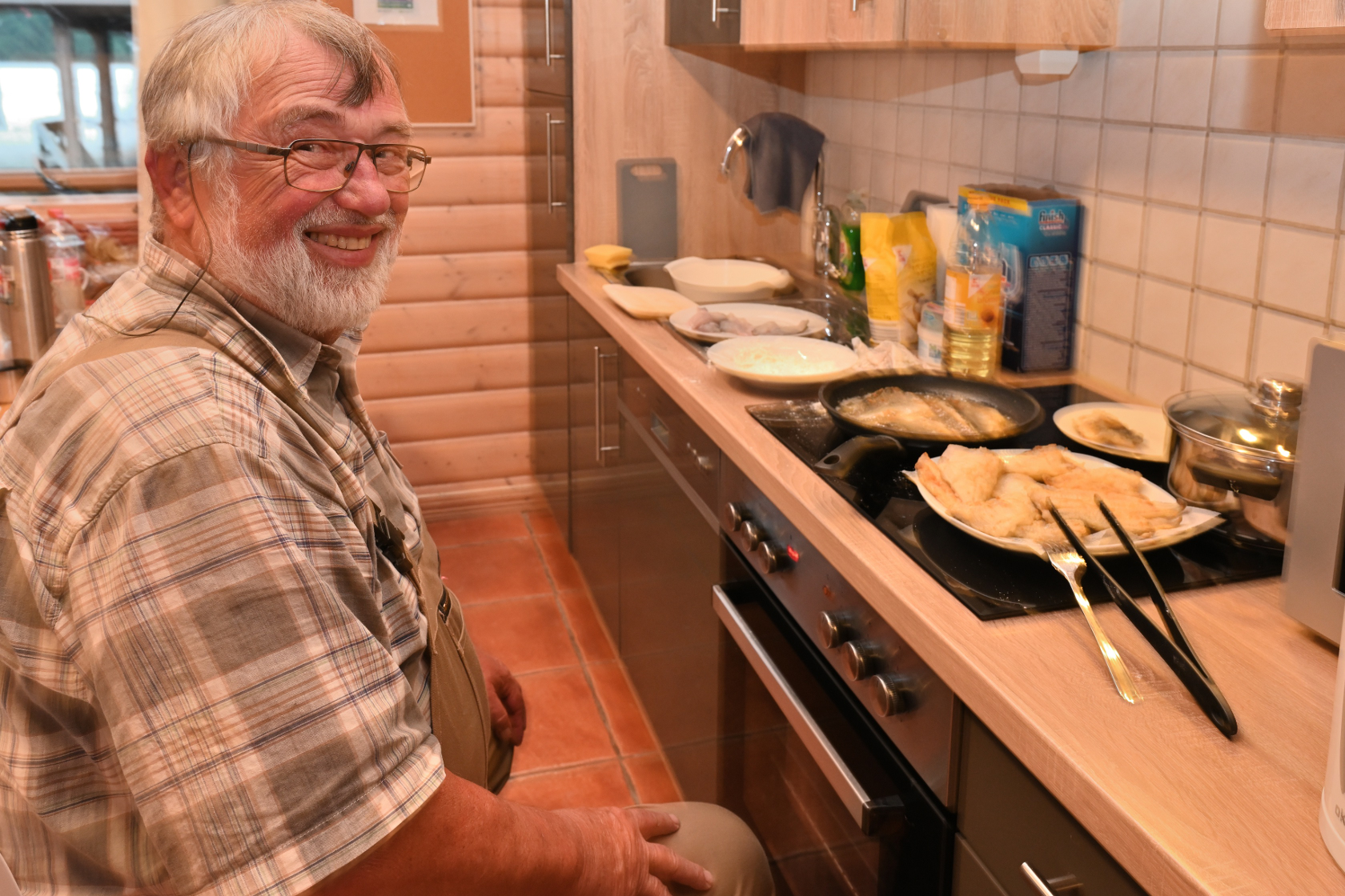 Dietmar bereitet Bratfisch mit Seelachs vor