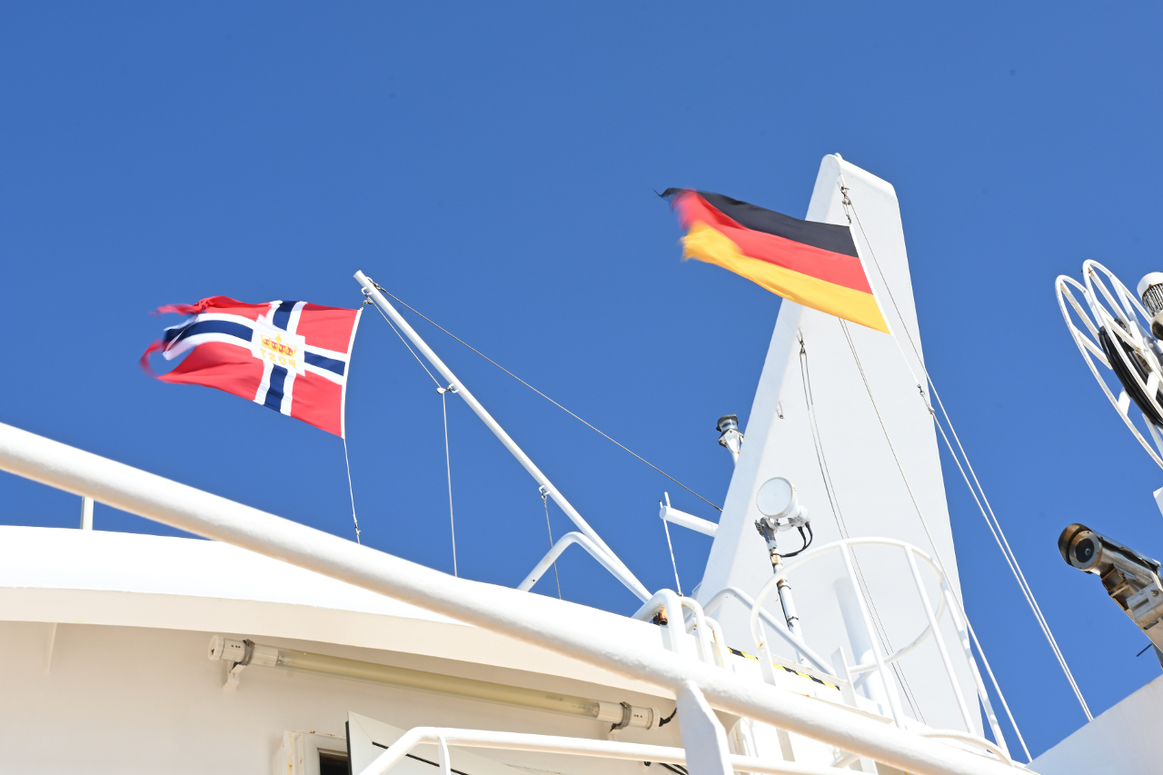 Die norwegische und deutsche Flagge auf der Fähre