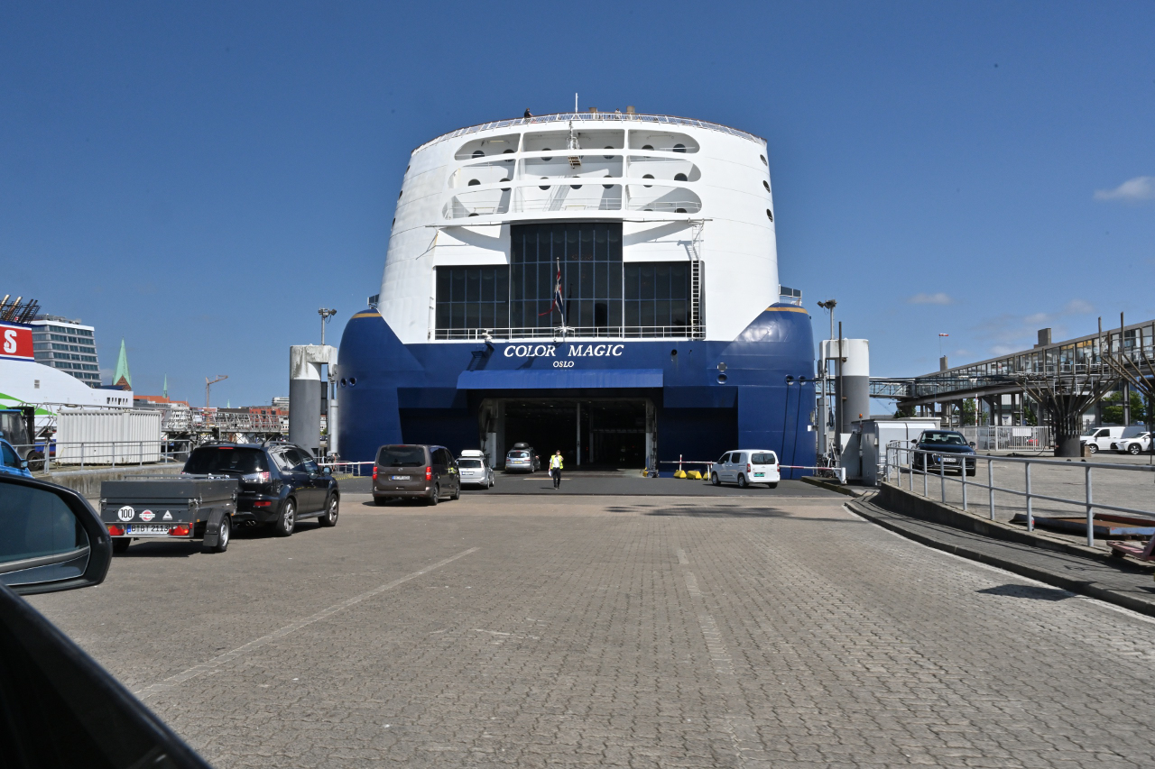 Es geht in den Bauch der Fähre