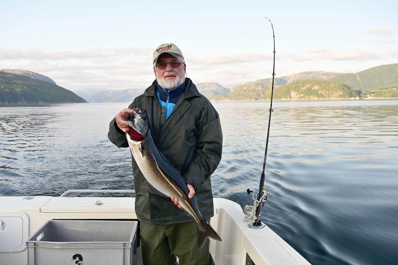 Dietmar präsentiert einen der Seelachse, die dem Wobbler nicht widerstehen konnten