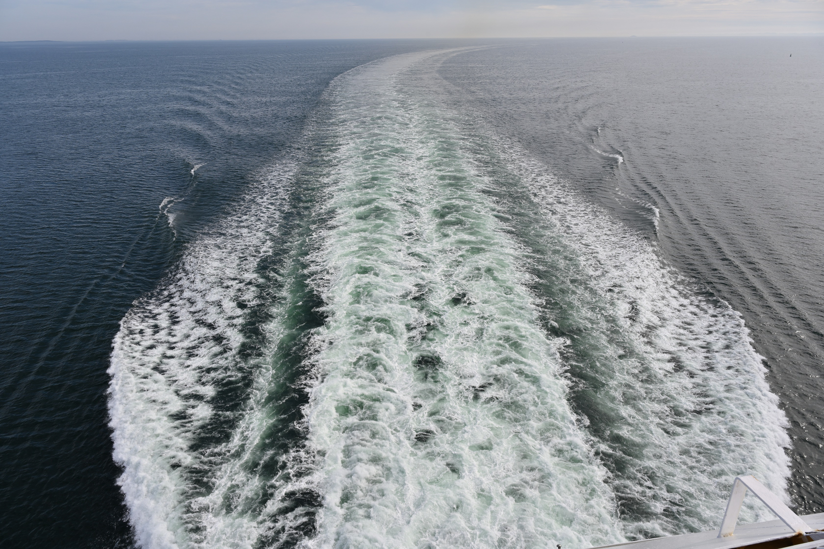 Das Kielwasser der Fähre