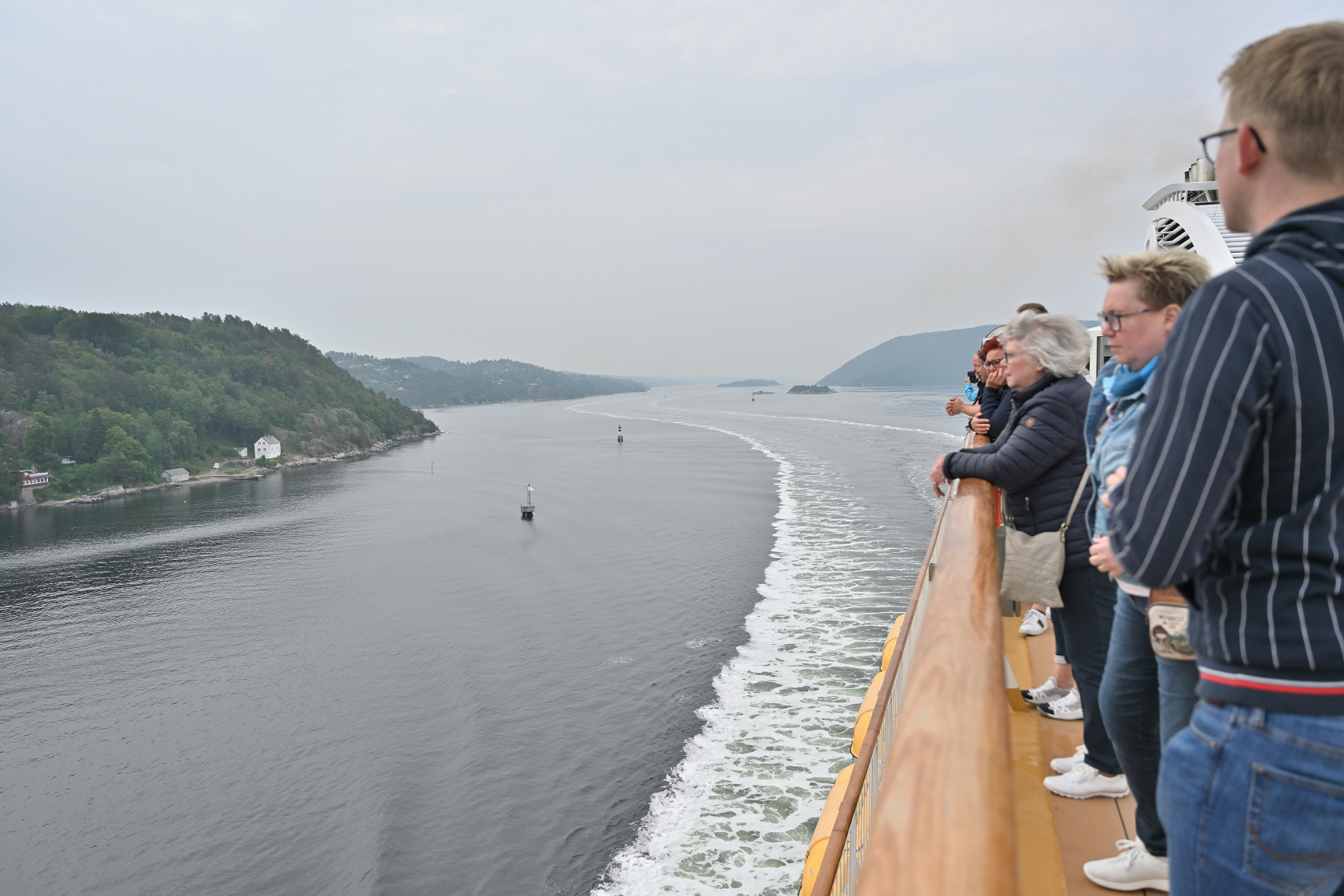Das Kielwasser der Fähre in der Osloer Bucht