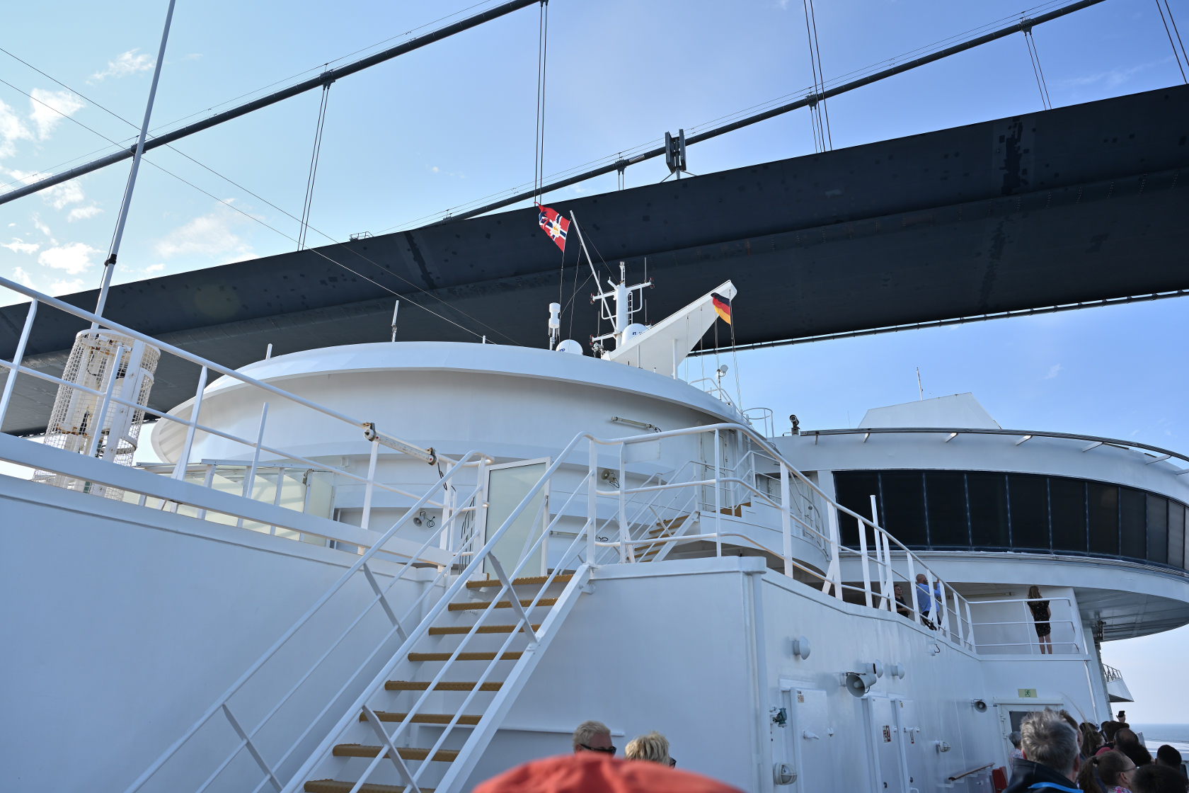 Die Fähre passt scheinbar gerade so durch