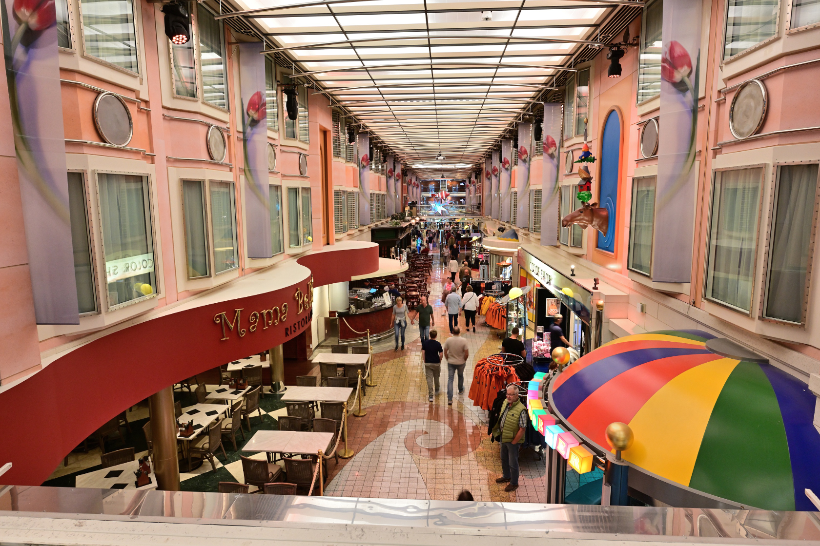 Die Einkaufsmeile auf der Fähre