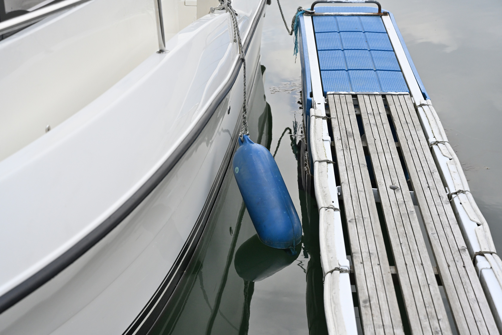 Der Fender auf der Backbordseite ist in Ordnung