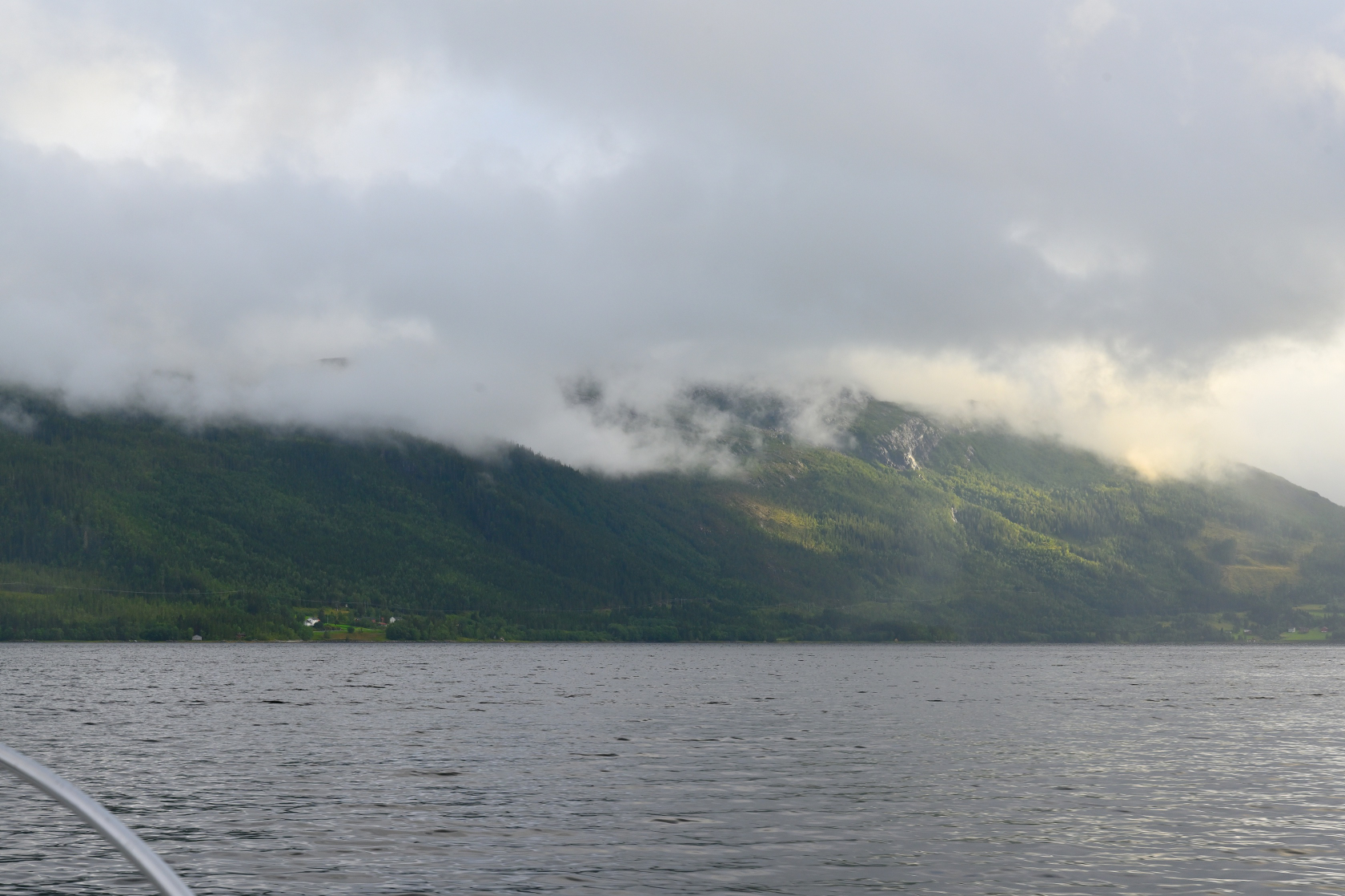 und die Wolken hingen tief