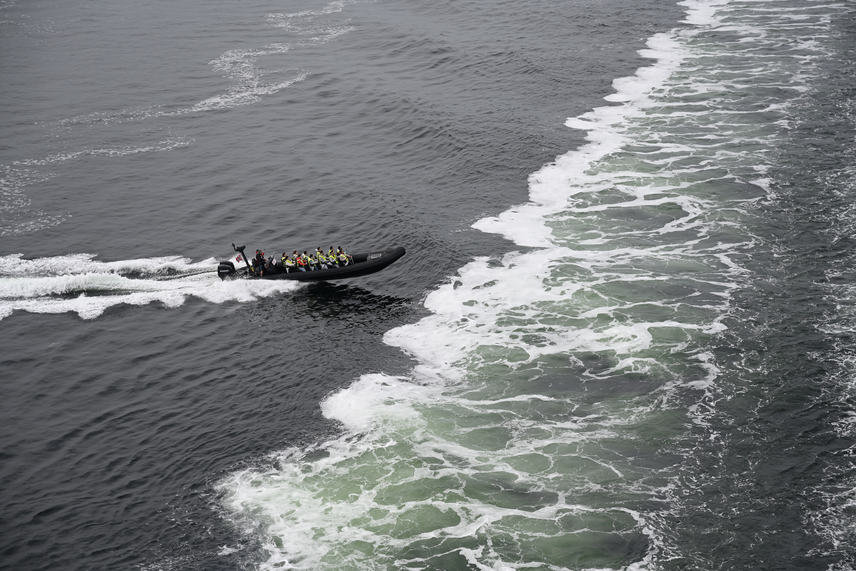 Spaßvögel auf schnellen Booten