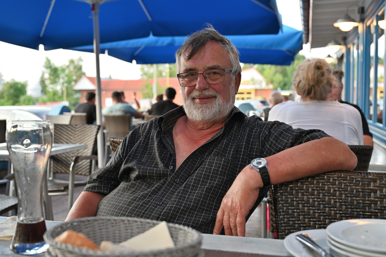 Dietmar genießt das Feierabendbier beim Griechen