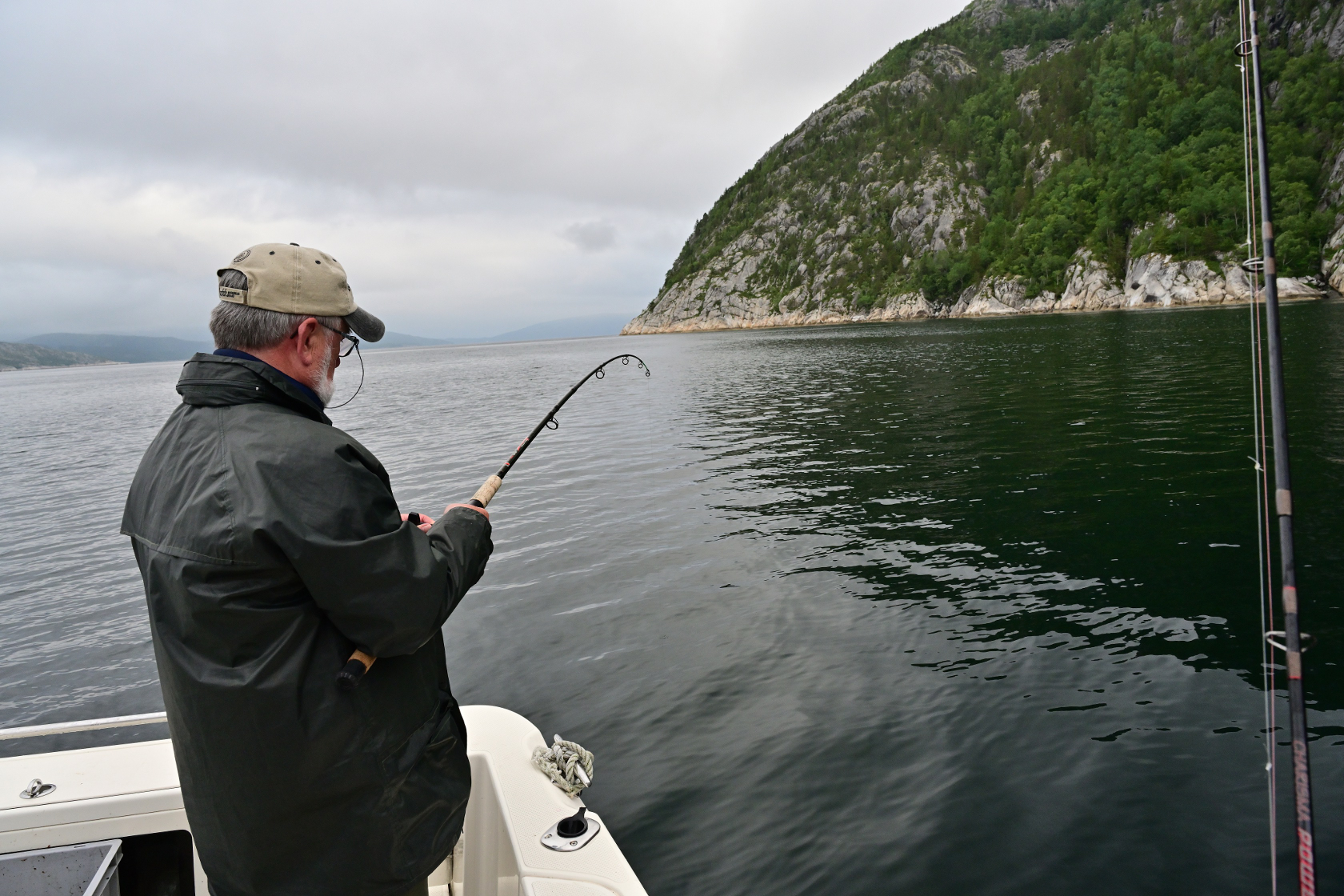 Die Rute biegt sich, ein dicker Fisch hängt am Wobbler