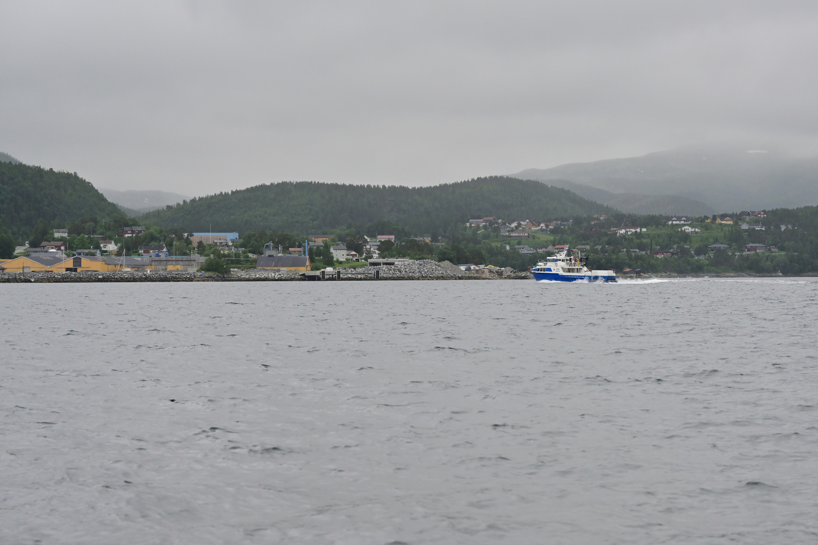 Schiffe, die unseren Weg kreuzen sind dabei ein willkommende Abwechslung