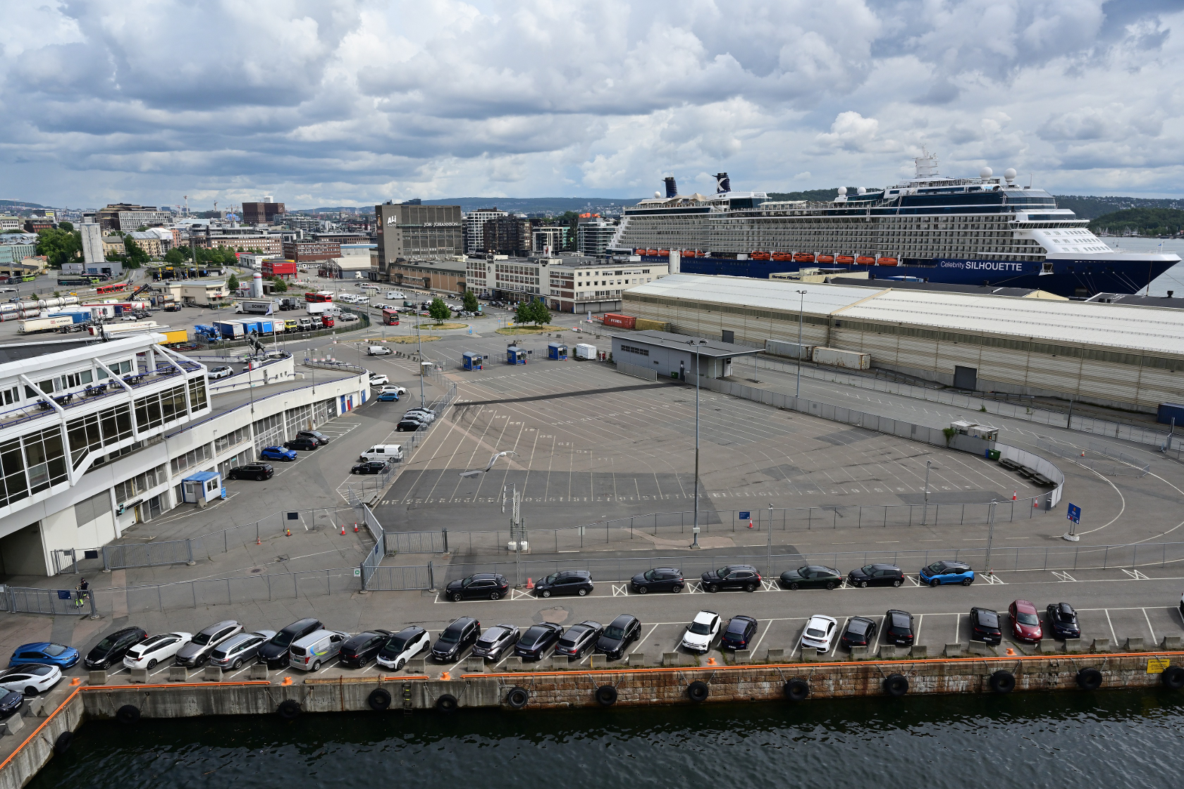 Gerade standen wir noch mit anderen Autos in der Reihe 25