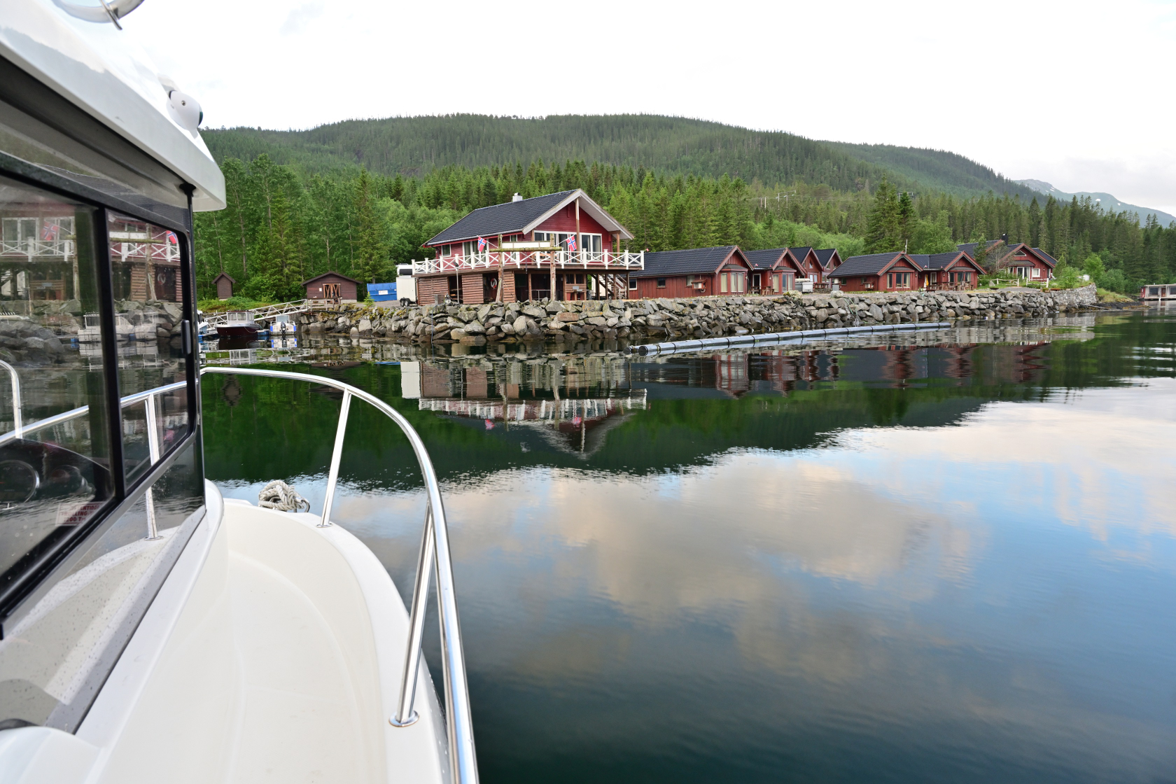 Hafeneinfahrt bei völlig ruhigem Wasser