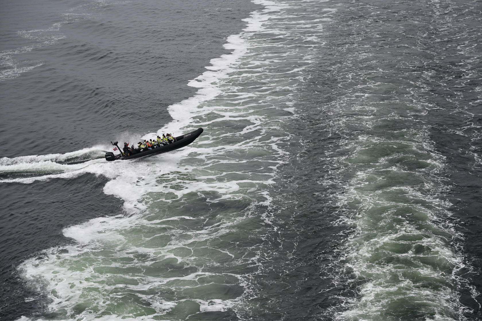 Spaßvögel auf schnellen Booten