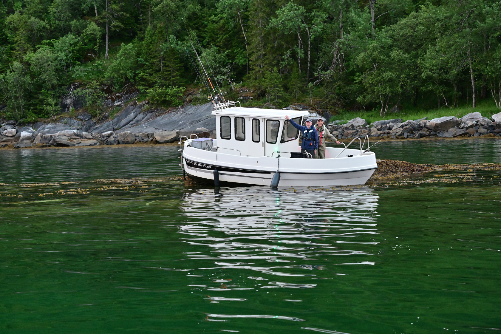 Das haveriertes Boot saß auf einem Fels