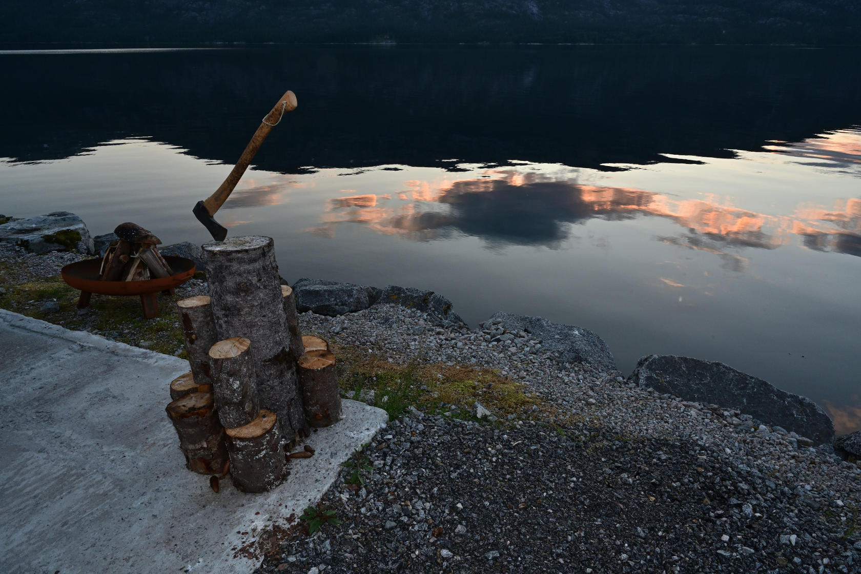 Der Himmel spiegelt sich im stillen Wasser
