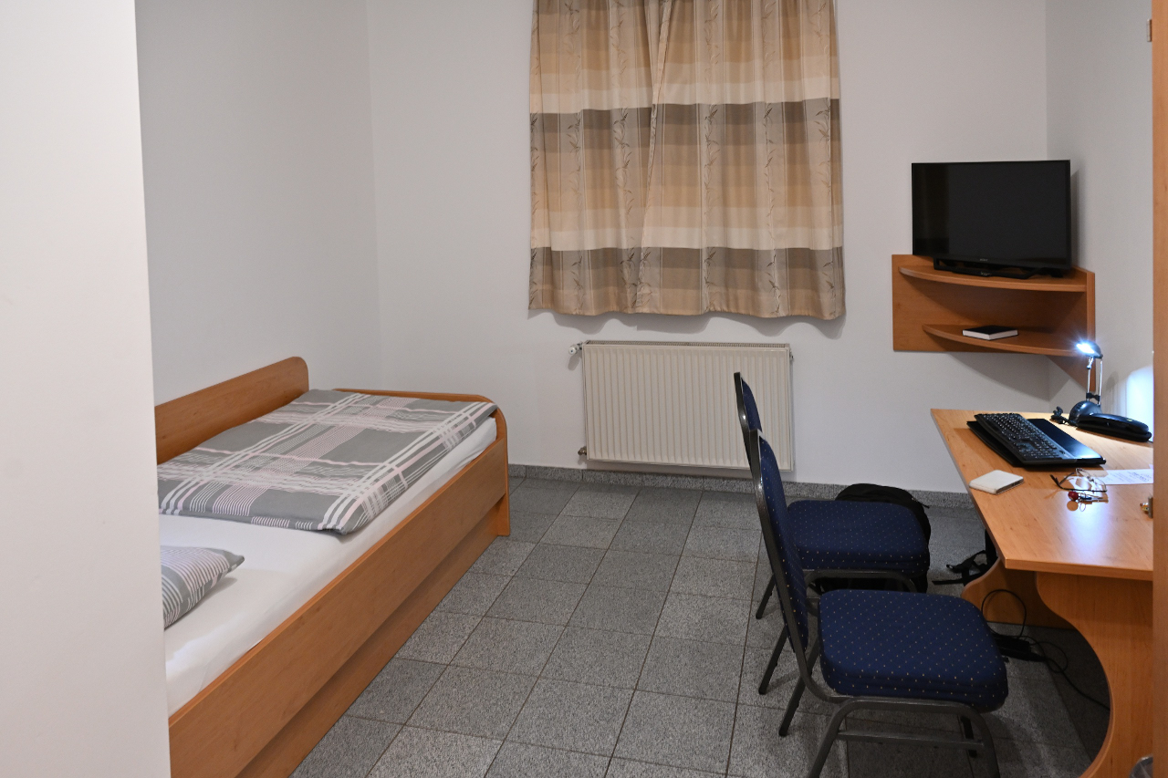 Gefliestes Hotelzimmer