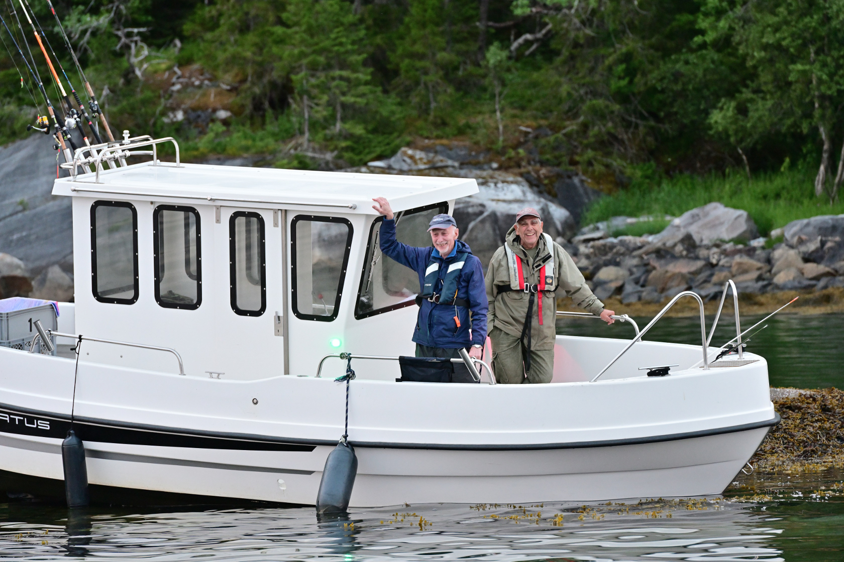 Die beiden älteren Herren sind entspannt