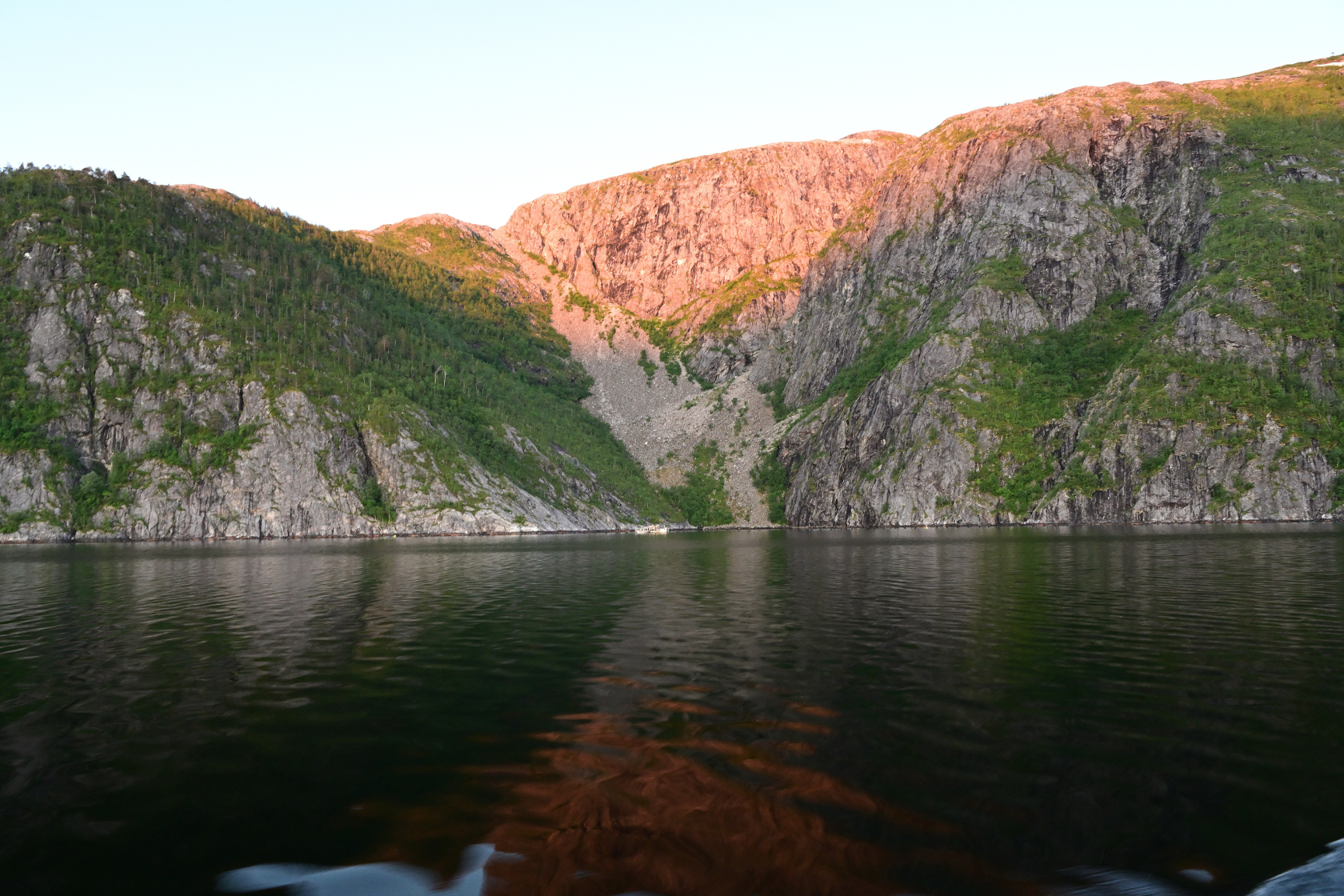 Die Sonne geht hinter den Bergen auf