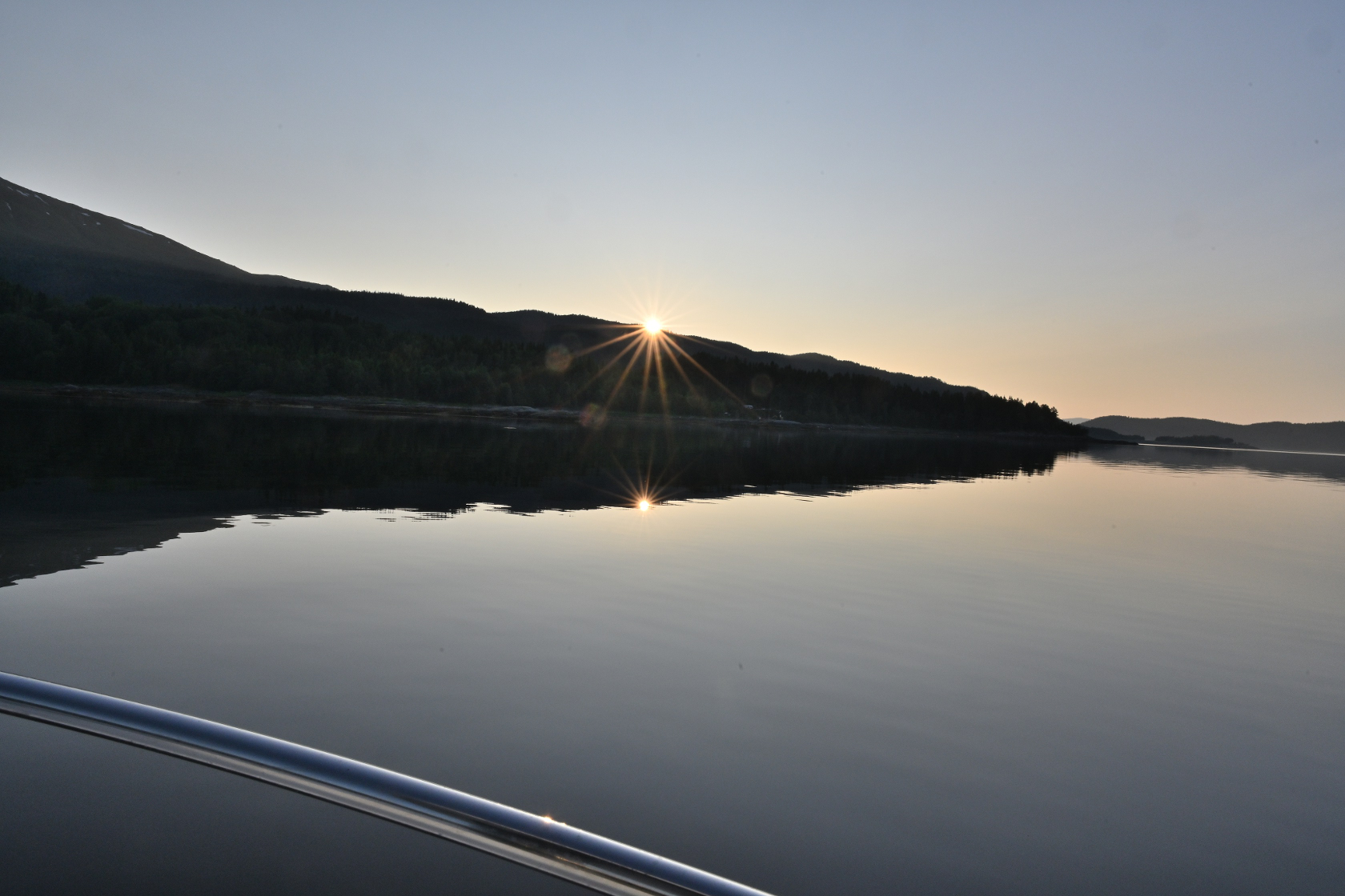 Spiegelglattes Wasser auf dem Fjord