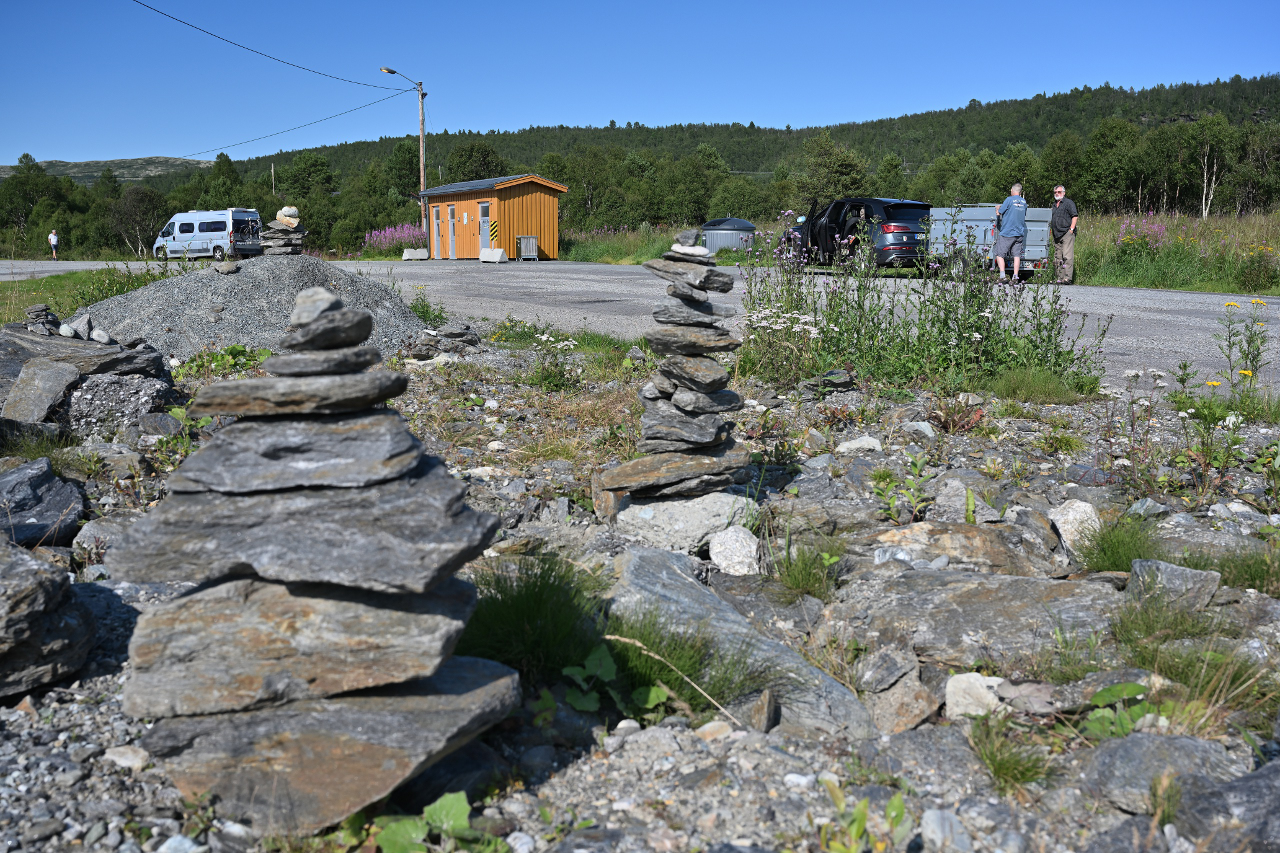Aufgeschichtete Steine an einem Parkplatz