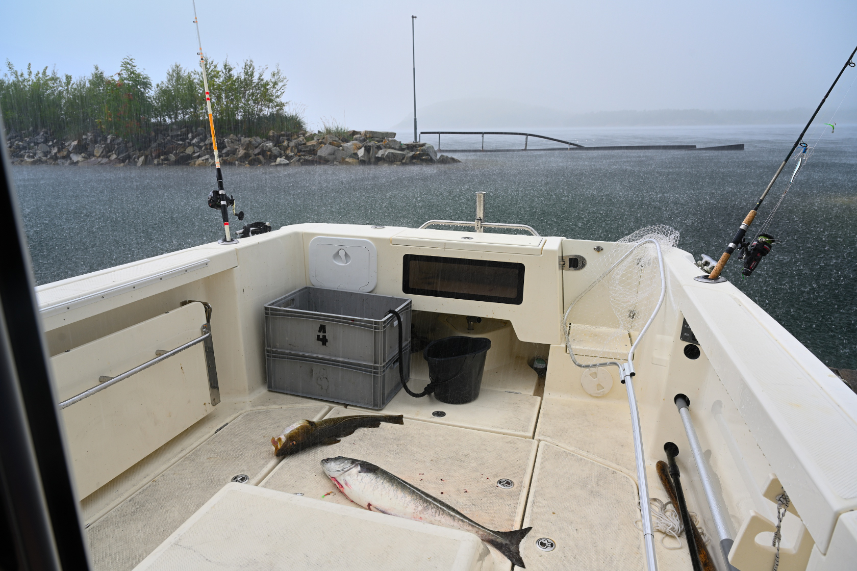 Wir warten das Gewitter in einem Hafen ab