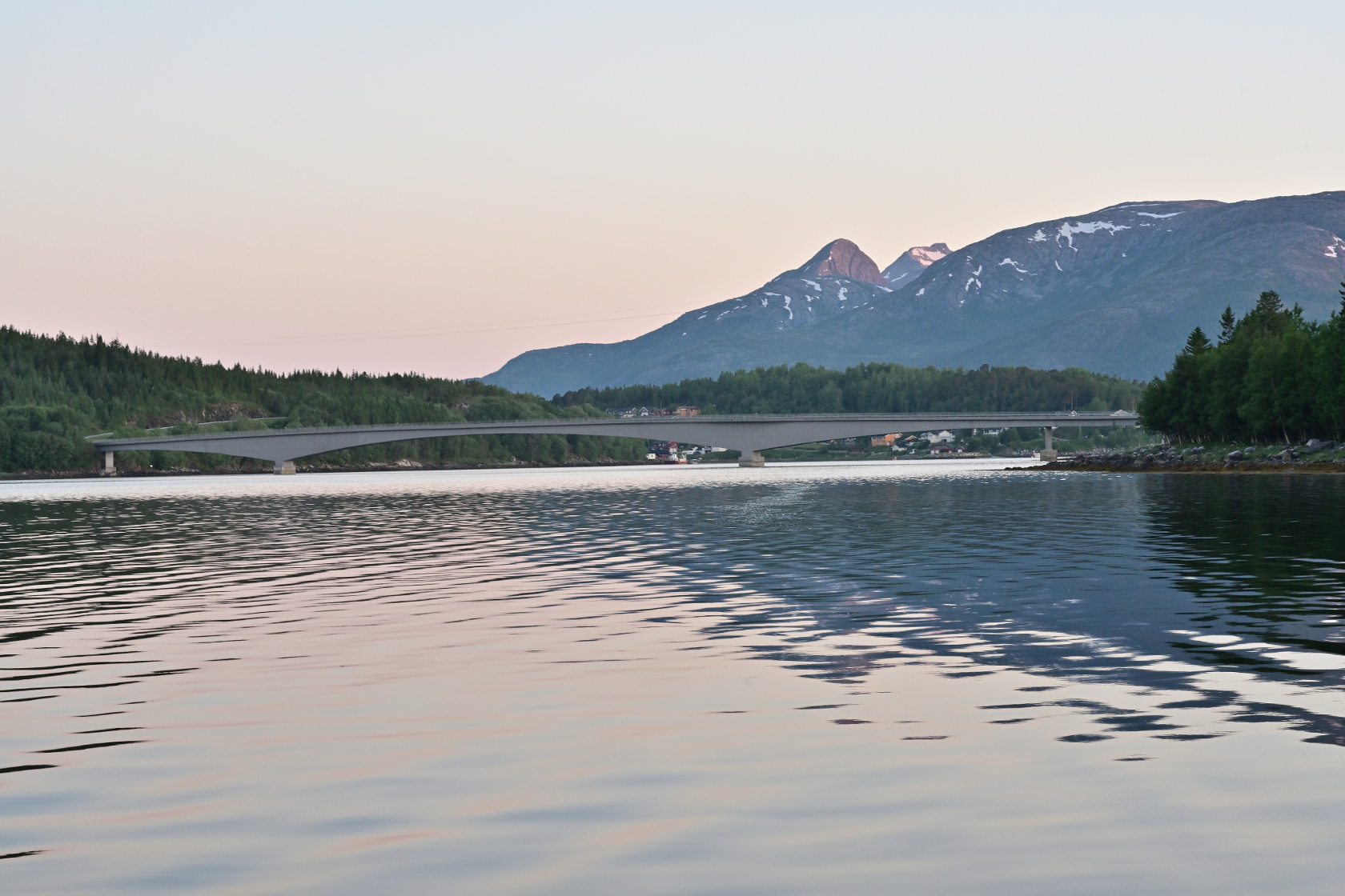 Die Brücke an der Einfahrt zum Osan