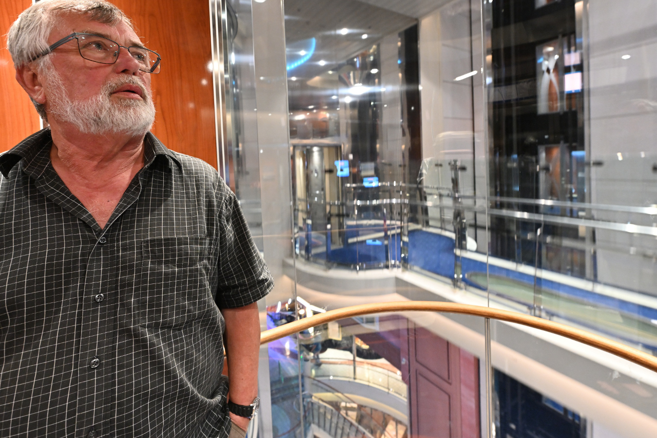 Dietmar im gläsernen Fahrstuhl